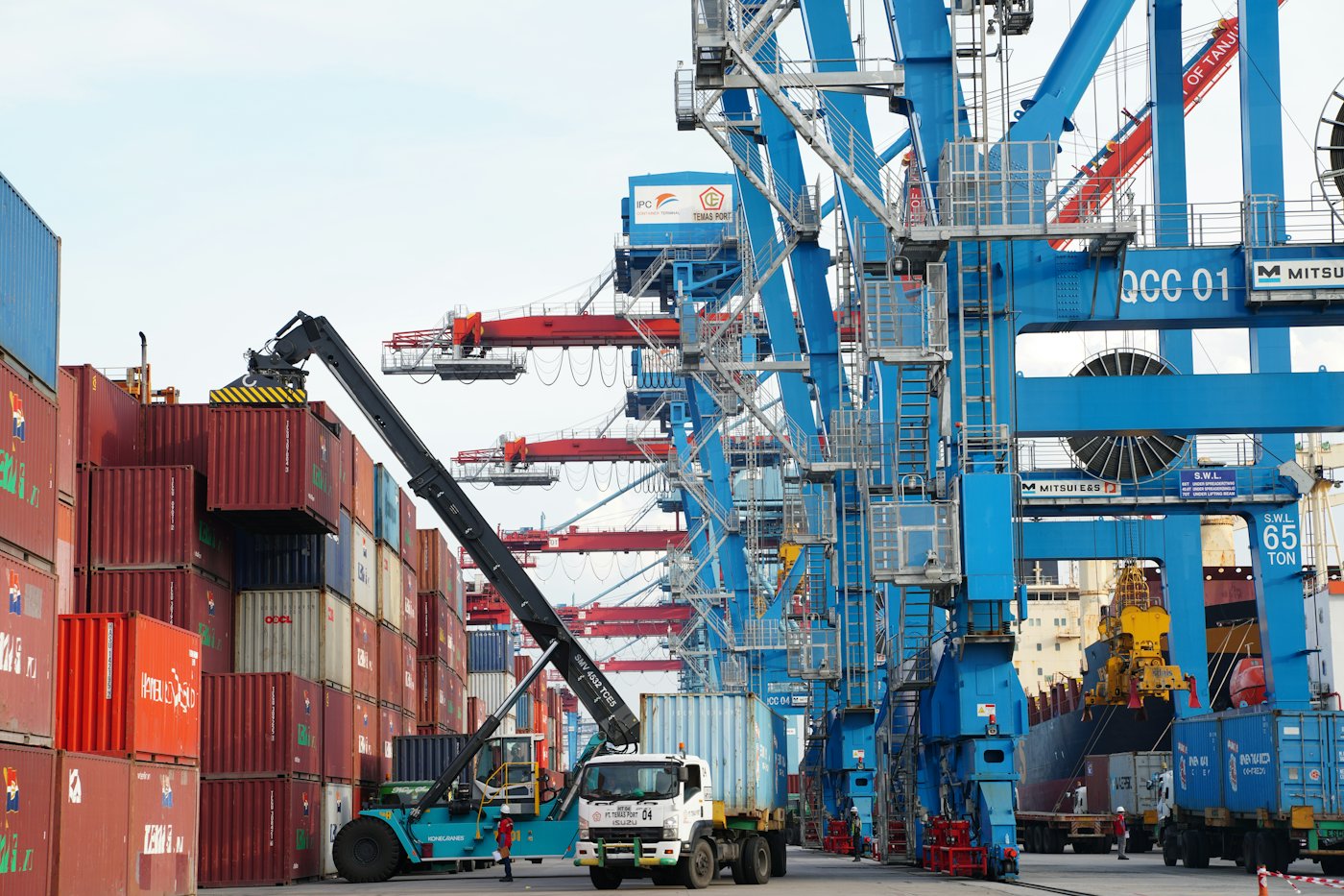 Grues portuaires et camion en cours de chargement.